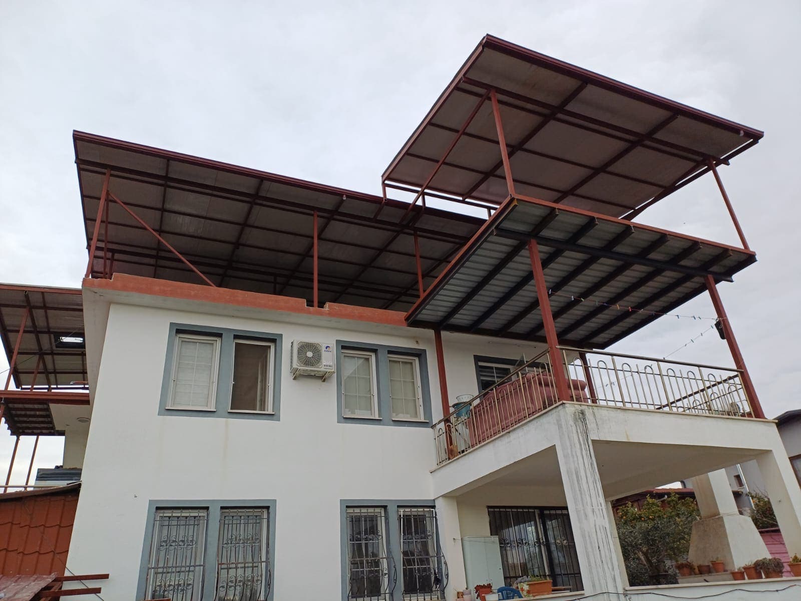 İki kademeli sac kaplı çelik çatı ve balkon korkulukları