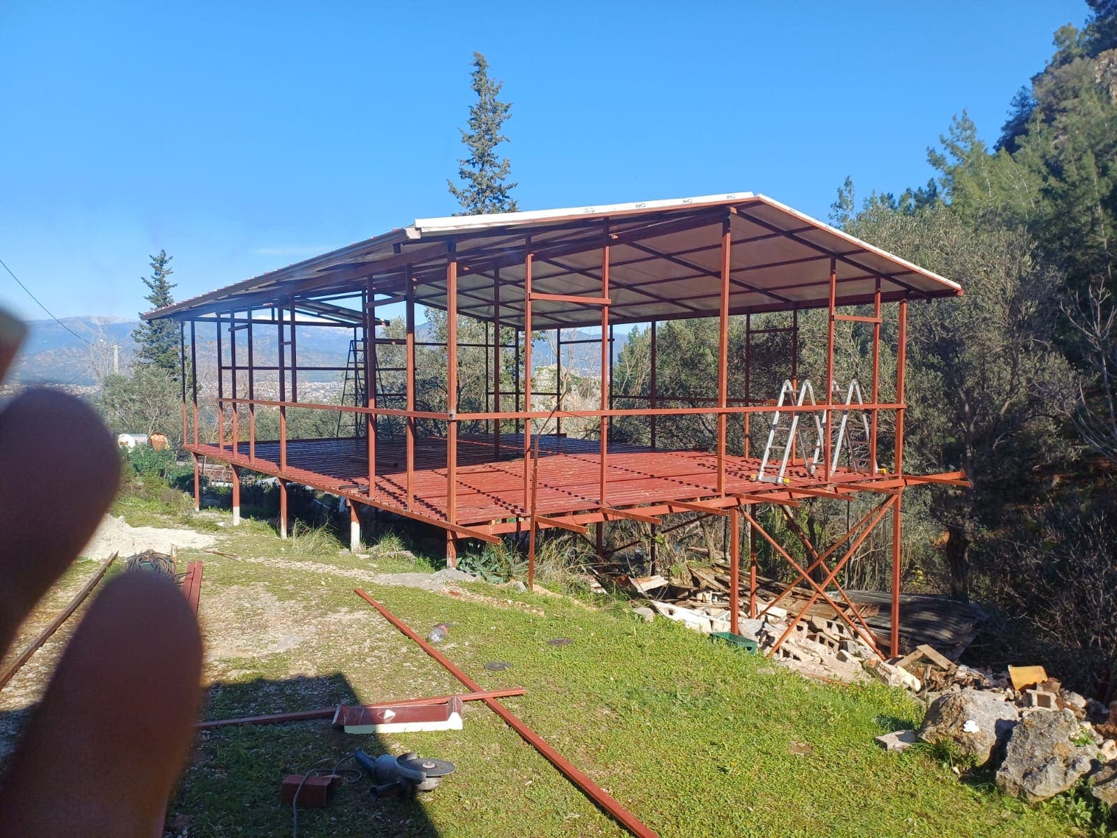 Doğa içinde kurulan çatılı çelik iskelet yapı