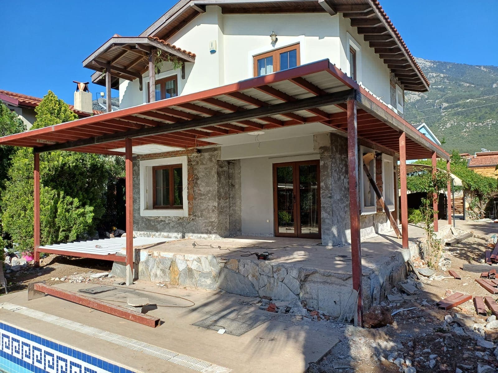 Villa girişinde çelik taşıyıcılı sac kaplı teras çatısı